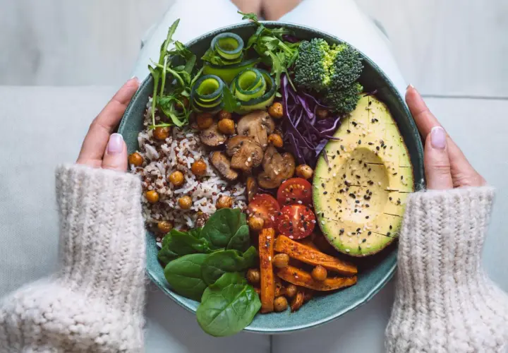 Bunte Bowl mit Quinoa, Avocado, Süßkartoffeln, Pilzen und Gemüse – leckere und gesunde Rezepte zum Abnehmen schnell.