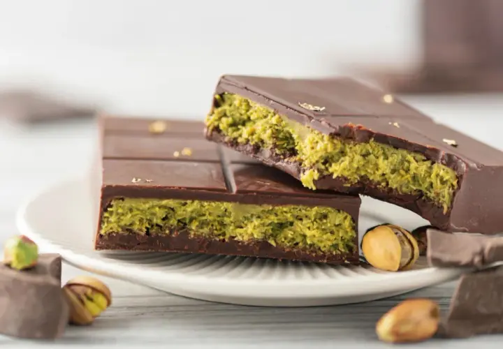 Schokolade mit Pistazienfüllung, inspiriert vom Dubai Schokolade Rezept. Goldene Blättchen zieren die dunkle Schokolade.