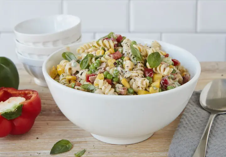 Ein bunter Nudelsalat ohne Mayo, mit Spiralnudeln, Erbsen, Mais, Paprika und frischem Basilikum.