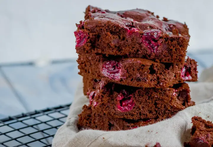 Ein gestapelter schoko kirsch kuchen blech mit saftigen Kirschen.