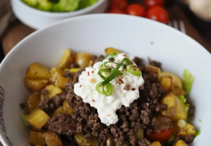 Herzhaftes Gericht mit Hackfleisch, Kartoffeln und Quark – perfekt für low carb high protein rezepte. Garniert mit Frühlingszwiebeln.