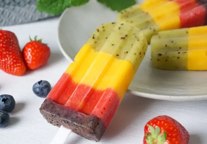 Bunte Fruchteis-Lutscher mit Kiwi, Mango und Erdbeere. Perfekt zum fruchteis selber machen für heiße Tage.