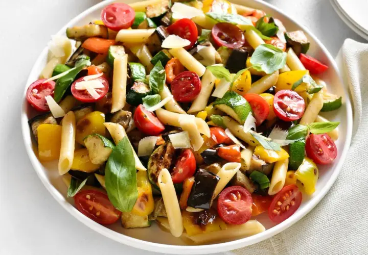 Buntes Nudelgericht mit gegrilltem Gemüse, Tomaten und Basilikum. Ein tolles nudelsalat rezept für den Sommer.