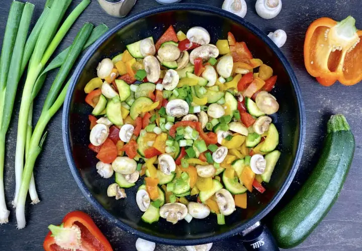 Buntes Gemüse in der Pfanne, perfekt für ein leichtes Abendessen mit wenig Kalorien. Zucchini, Paprika und Pilze werden mit Frühlingszwiebeln verfeinert.