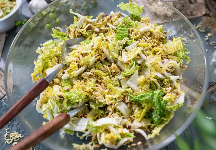 Ein knackiger Chinakohlsalat mit Nudeln und Sonnenblumenkernen. Dieser yum yum Salat ist perfekt für jede Gelegenheit.