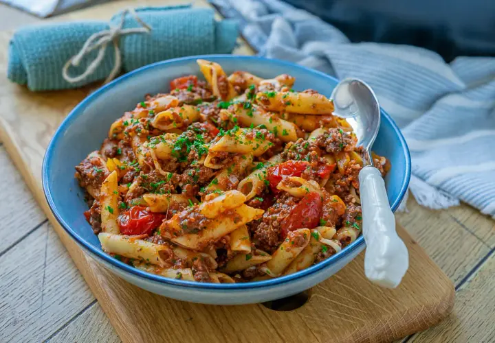 Herzhafte Penne mit Hackfleischsauce und Kirschtomaten, ein ideales Gericht für schnelle Hackfleisch Rezepte.