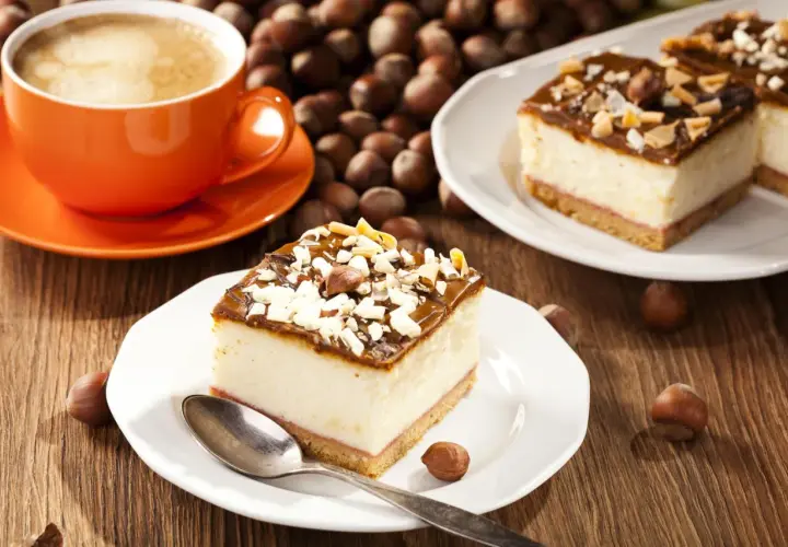 Schneller 10 min Kuchen ohne backen: Cremiger Käsekuchen mit Karamell und Nüssen, dazu eine Tasse Kaffee. Perfekt für süße Momente!