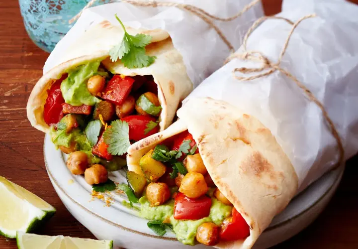 Zwei Wraps mit Kichererbsen, Avocado und Paprika, leckere Wraps Rezepte für jeden Tag.