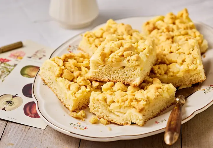 Saftiger Blechkuchen mit Streuseln, perfekt nach einem einfachen rezept hefeteig blechkuchen.