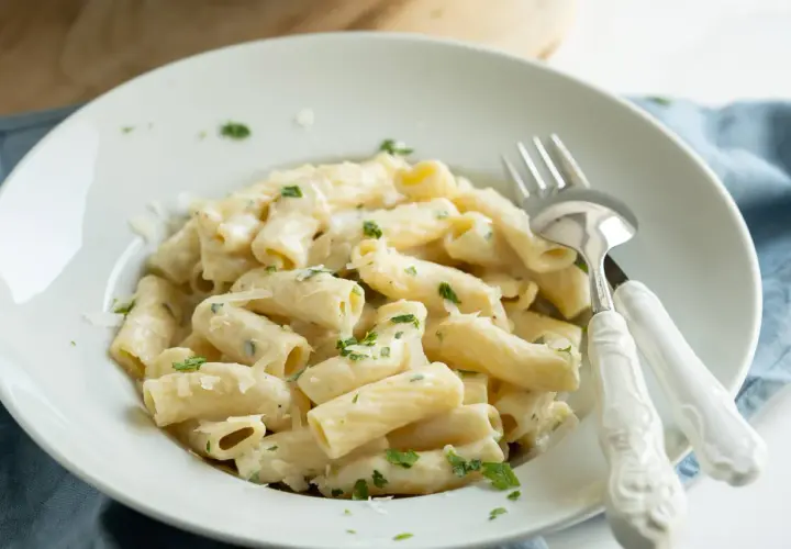 Cremige Pasta mit Parmesan und Petersilie, ein einfaches Gericht, das perfekt zu vielen Rezepten mit Parmesan passt.