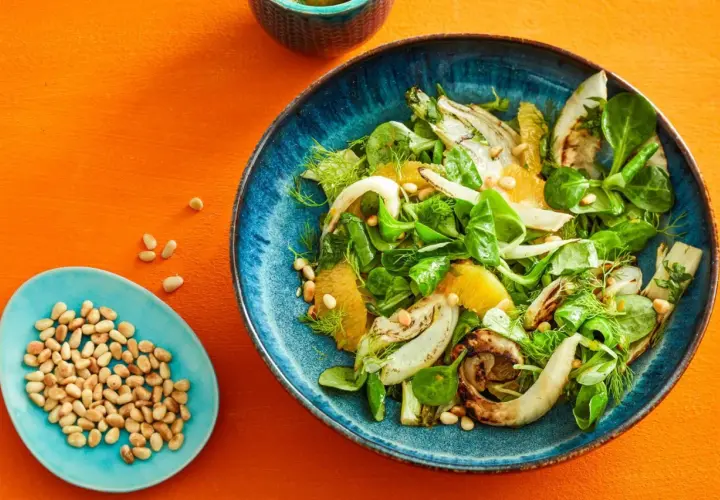 Erfrischender Fenchel-Orangen-Salat mit Pinienkernen, garniert mit Dill.