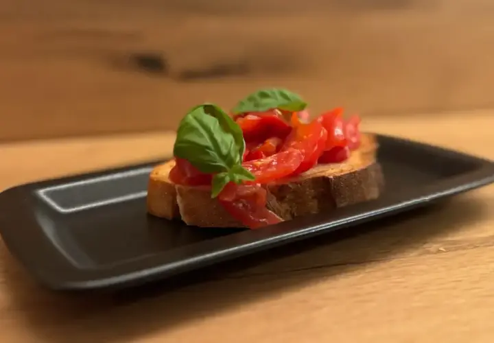 Ein knuspriges Brot mit frischen Tomaten und Basilikum – ein einfaches, aber köstliches Bruschetta-Rezept.