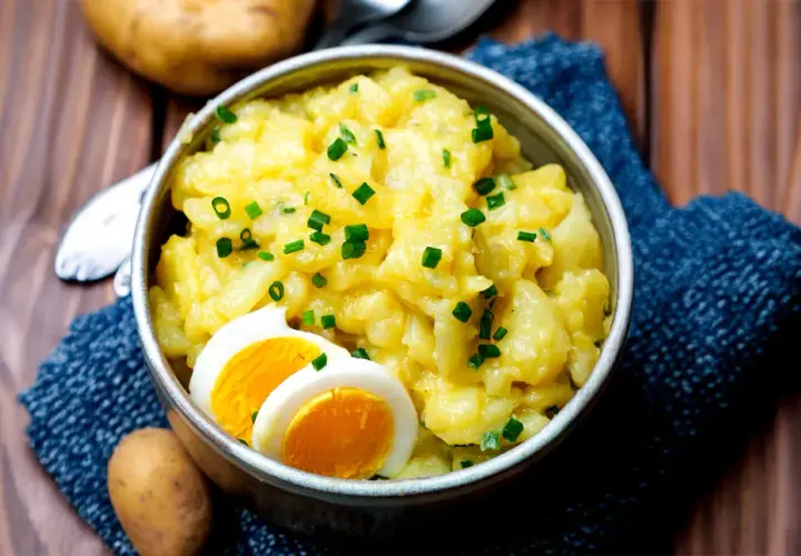 Schmackhafter Kartoffelsalat mit Eiern und Schnittlauch, ein tolles Kartoffelsalat Rezept für jede Gelegenheit.