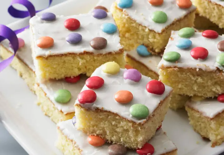 Bunte Smarties zieren den saftigen Fantakuchen mit Schmand. Ein Fest für Augen und Gaumen!