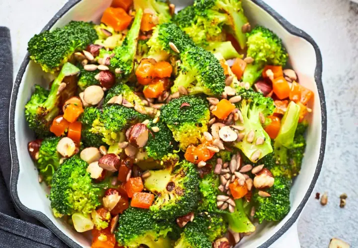Warmes, schnelles Abendessen: Brokkoli mit Karotten, Nüssen und Sonnenblumenkernen. Perfekt für low carb rezepte abendessen warm schnell.