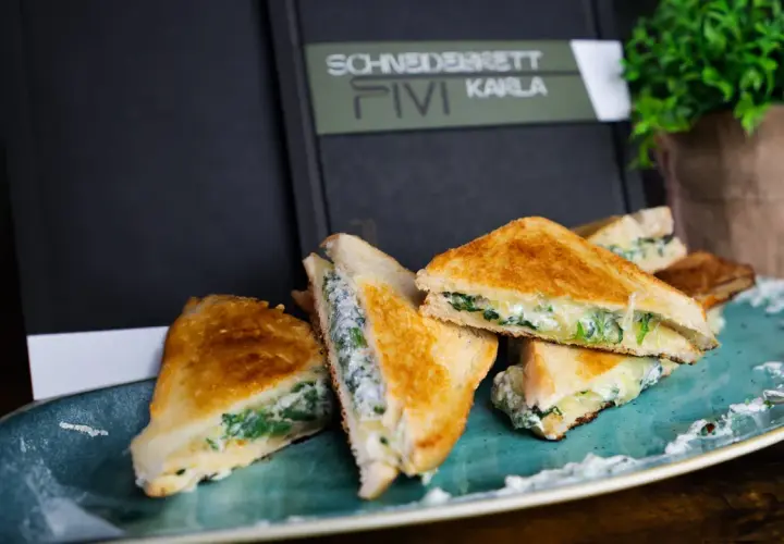 Leckeres gegrilltes Käsesandwich mit Spinat, perfekt für ein schnelles Mittagessen. Hier ist ein einfaches grilled cheese sandwich rezept.