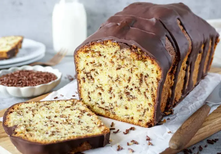 Schokoladenkuchen mit Streuseln, wie aus omas beste kuchen rezepte. Ein Stück ist angeschnitten, daneben eine Schale mit Streuseln.