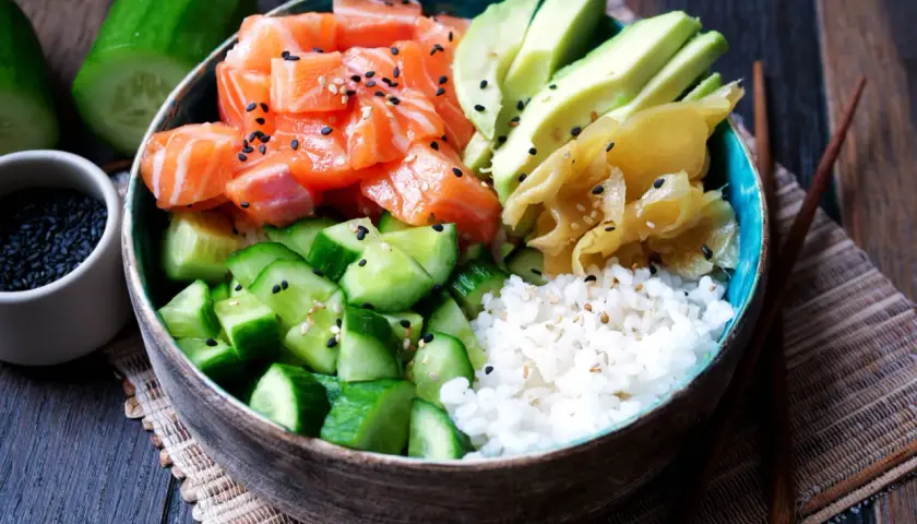 Leckeres Sushi Bowl Rezept mit Lachs, Avocado, Gurke und Reis. Perfekt für ein leichtes Mittagessen.