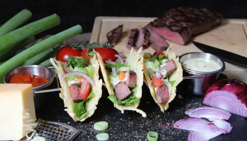 Leckere Tacos selber machen mit saftigem Steak, frischem Gemüse und cremiger Sauce. Ein Fest für die Sinne!