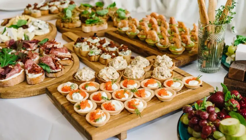 Vielfältige fingerfood ideen: Bruschetta mit Salami, Garnelen-Törtchen, Kaviar-Häppchen und Käseplatte.