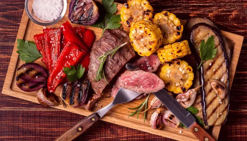 Saftiges Steak mit gegrilltem Gemüse wie Mais, Auberginen, Paprika und Zwiebeln – perfekt für low carb essen.