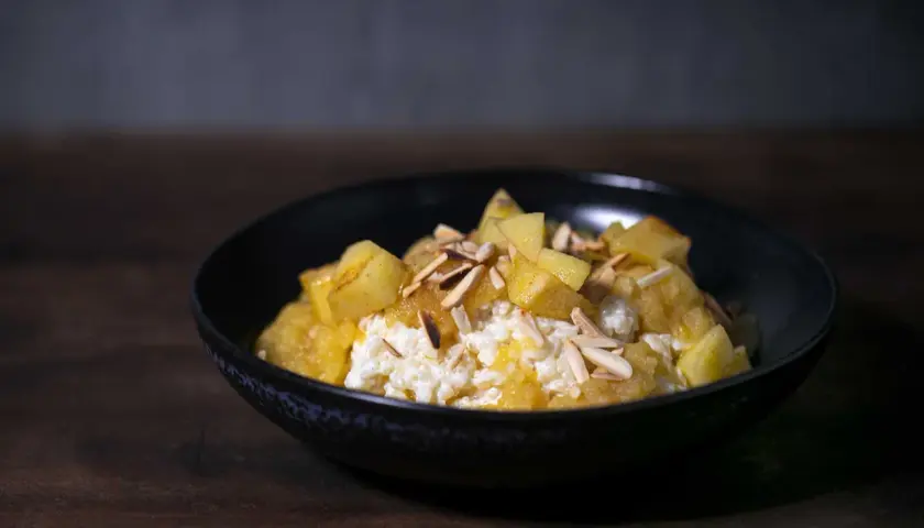 Cremiger Milchreis mit Apfelmus und Mandelblättchen, ein köstliches Milchreis Rezept für jeden Tag.