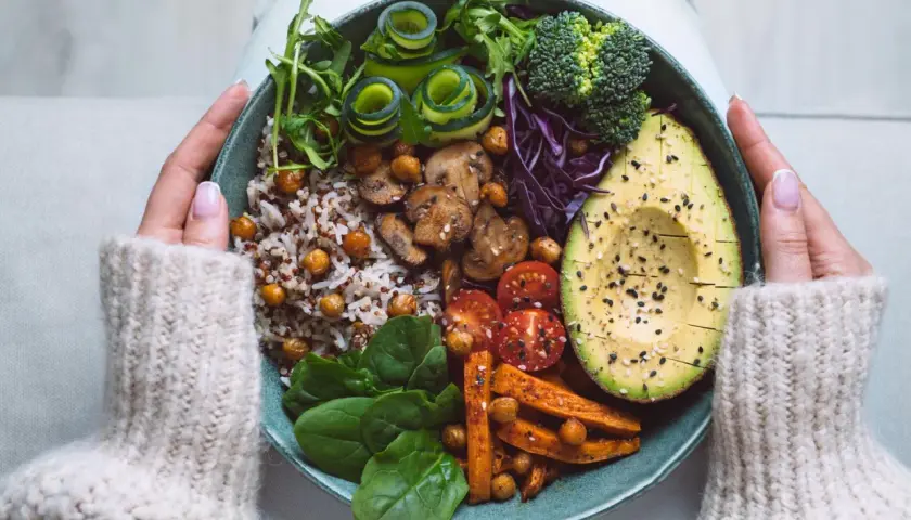 Bunte Bowl mit Quinoa, Avocado, Süßkartoffeln, Pilzen und Gemüse – leckere und gesunde Rezepte zum Abnehmen schnell.