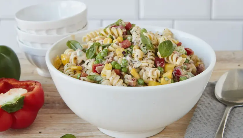 Ein bunter Nudelsalat ohne Mayo, mit Spiralnudeln, Erbsen, Mais, Paprika und frischem Basilikum.