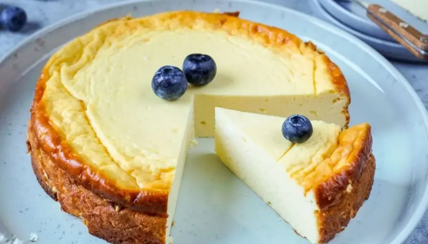 Ein cremiger Käsekuchen, perfekt für low carb kuchen rezepte, garniert mit frischen Blaubeeren.