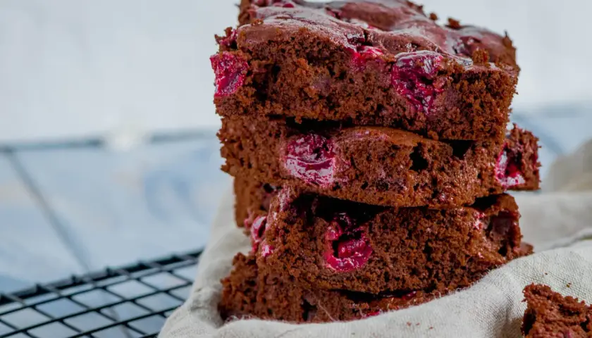 Ein gestapelter schoko kirsch kuchen blech mit saftigen Kirschen.
