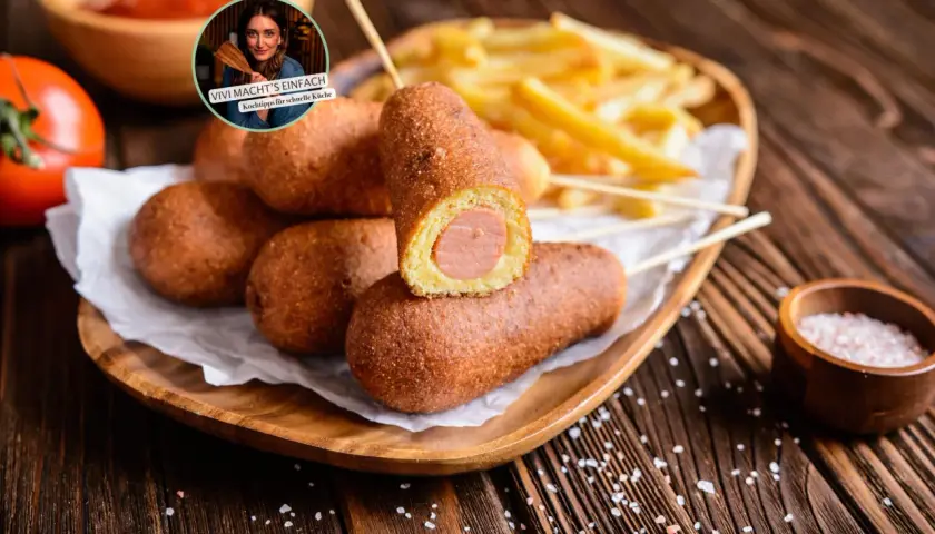 Leckeres Corn Dogs Rezept: goldbraun frittierte Würstchen im Teigmantel, serviert mit Pommes und Ketchup. Perfekt für schnelle Küche!