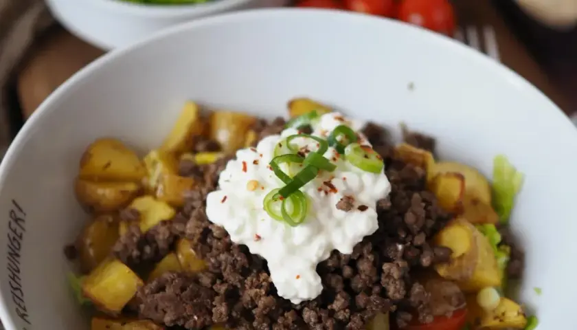 Herzhaftes Gericht mit Hackfleisch, Kartoffeln und Quark – perfekt für low carb high protein rezepte. Garniert mit Frühlingszwiebeln.