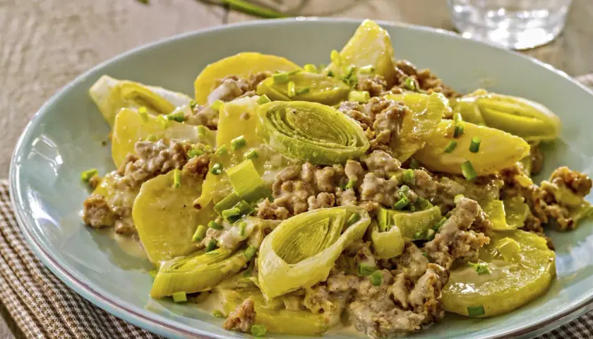 Herzhafte hackfleisch lauch pfanne mit Kartoffeln und einer cremigen Sauce, garniert mit Schnittlauch.