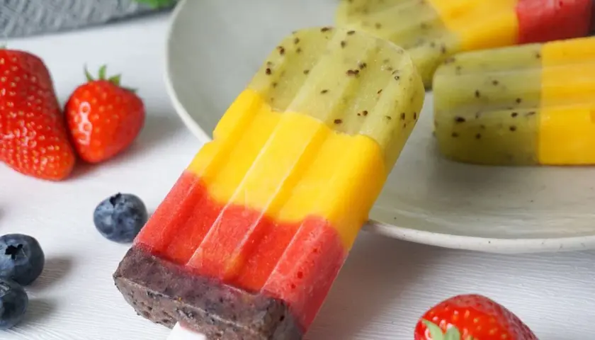 Bunte Fruchteis-Lutscher mit Kiwi, Mango und Erdbeere. Perfekt zum fruchteis selber machen für heiße Tage.