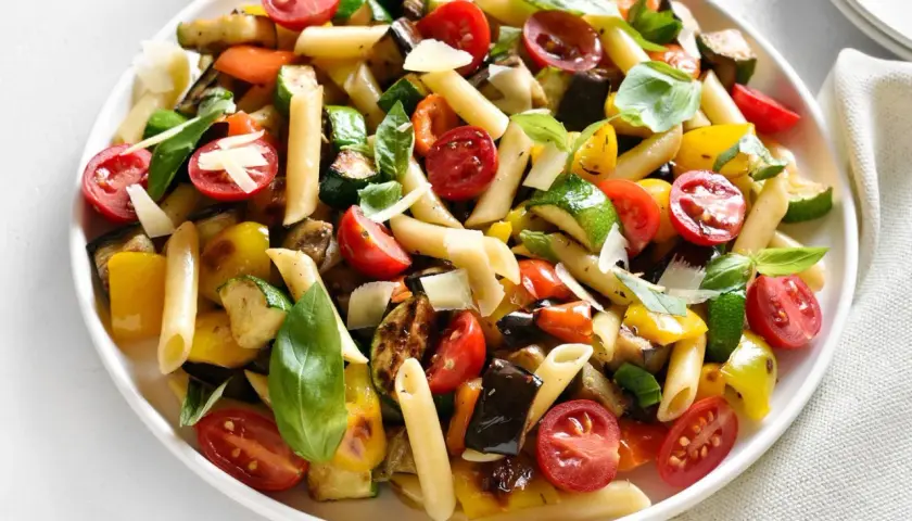 Buntes Nudelgericht mit gegrilltem Gemüse, Tomaten und Basilikum. Ein tolles nudelsalat rezept für den Sommer.