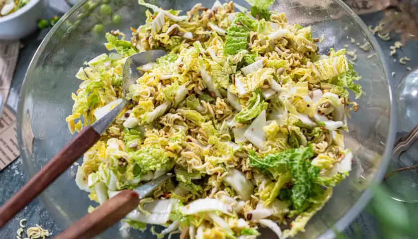 Ein knackiger Chinakohlsalat mit Nudeln und Sonnenblumenkernen. Dieser yum yum Salat ist perfekt für jede Gelegenheit.