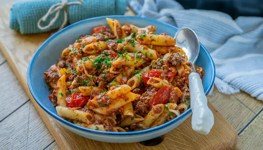 Herzhafte Penne mit Hackfleischsauce und Kirschtomaten, ein ideales Gericht für schnelle Hackfleisch Rezepte.