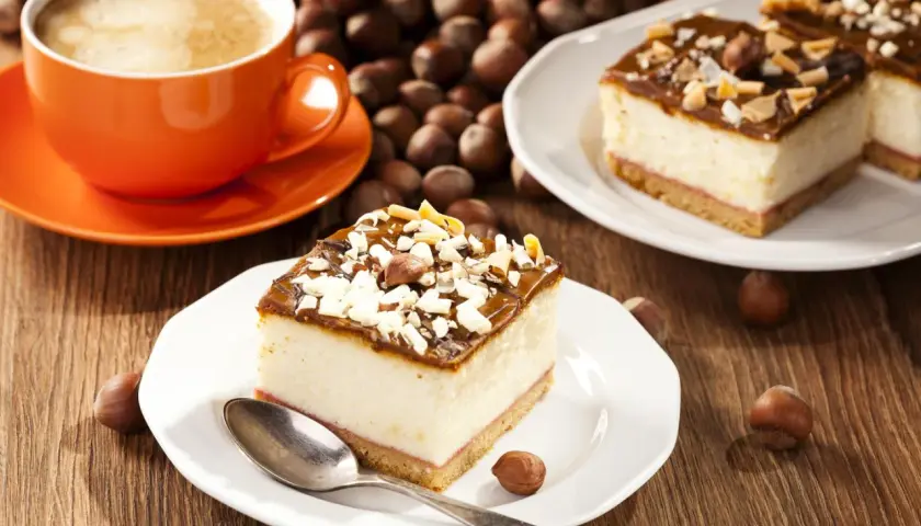 Schneller 10 min Kuchen ohne backen: Cremiger Käsekuchen mit Karamell und Nüssen, dazu eine Tasse Kaffee. Perfekt für süße Momente!