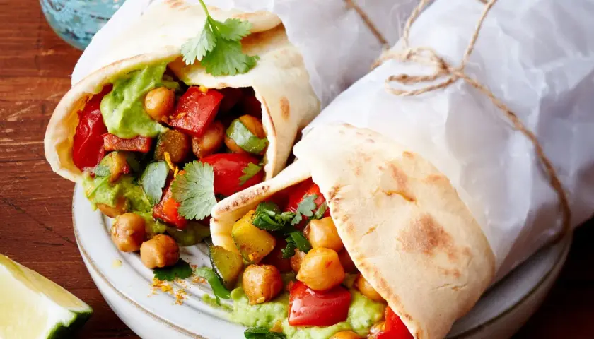 Zwei Wraps mit Kichererbsen, Avocado und Paprika, leckere Wraps Rezepte für jeden Tag.