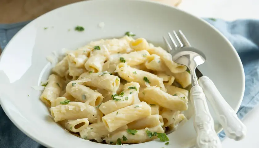 Cremige Pasta mit Parmesan und Petersilie, ein einfaches Gericht, das perfekt zu vielen Rezepten mit Parmesan passt.