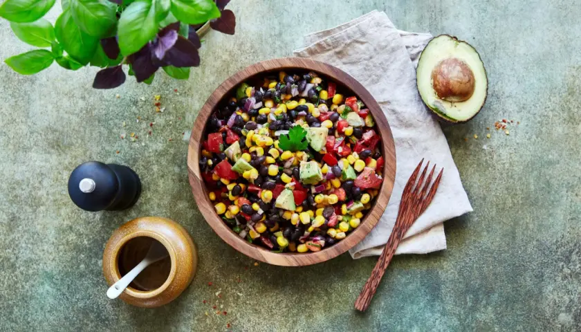 Bunter Bohnensalat mit Mais und Avocado – ein schnelles und leichtes Hauptgericht. Perfekt für heiße Tage!