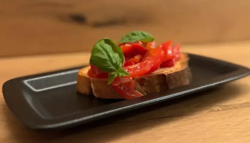 Ein knuspriges Brot mit frischen Tomaten und Basilikum – ein einfaches, aber köstliches Bruschetta-Rezept.