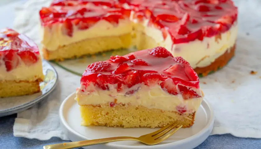 Saftiger Erdbeerkuchen mit Cremefüllung und rotem Tortenguss. Perfekt für einfache und schnelle Torten Rezepte. Ein Genuss für jeden Anlass!