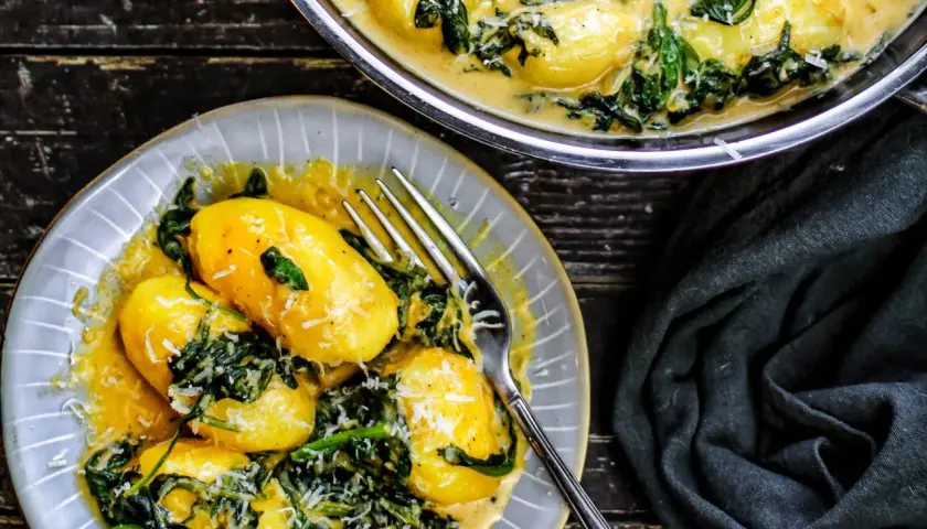 Gnocchi in cremiger Spinatsauce mit Parmesan. Ein köstliches Gericht, das Lust auf mehr Spinat Rezepte macht.
