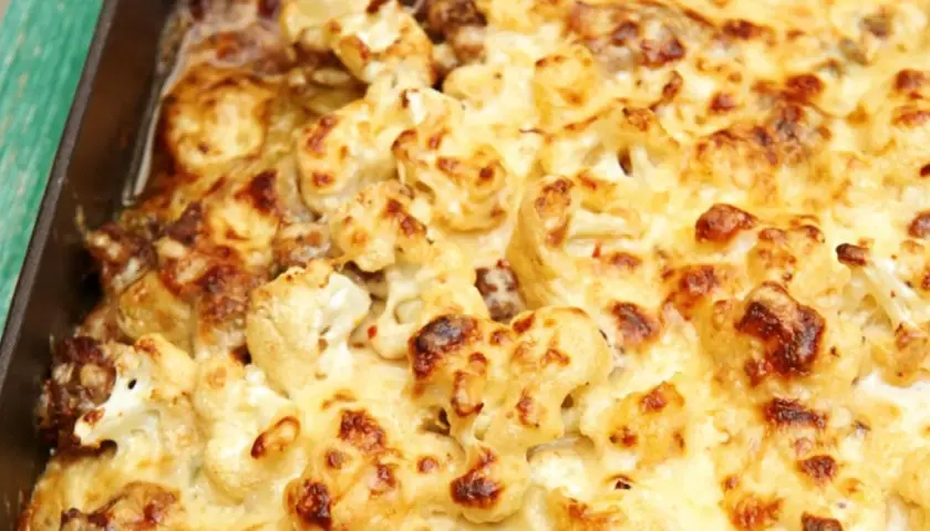 Herzhaftes Blumenkohl mit Hackfleisch Auflauf, goldbraun überbacken mit Käse.