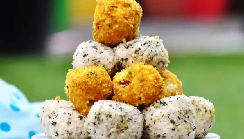 Leckere low carb fingerfood-Bällchen, schnell gemacht und perfekt für jede Party. Zwei Varianten: eine mit Kräutern, die andere goldgelb paniert.