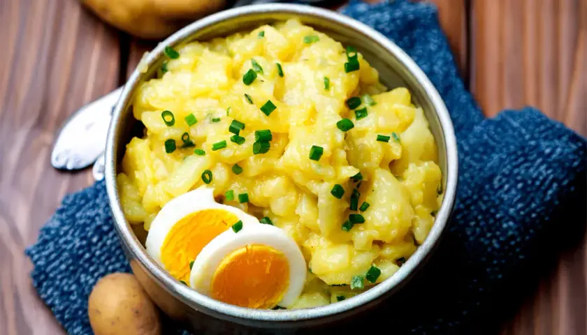 Schmackhafter Kartoffelsalat mit Eiern und Schnittlauch, ein tolles Kartoffelsalat Rezept für jede Gelegenheit.