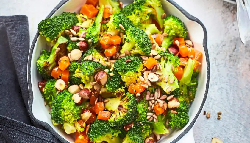 Warmes, schnelles Abendessen: Brokkoli mit Karotten, Nüssen und Sonnenblumenkernen. Perfekt für low carb rezepte abendessen warm schnell.