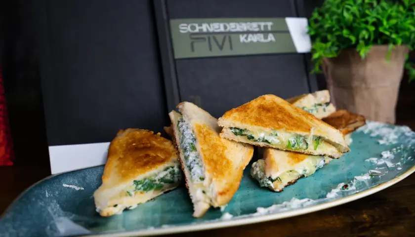 Leckeres gegrilltes Käsesandwich mit Spinat, perfekt für ein schnelles Mittagessen. Hier ist ein einfaches grilled cheese sandwich rezept.