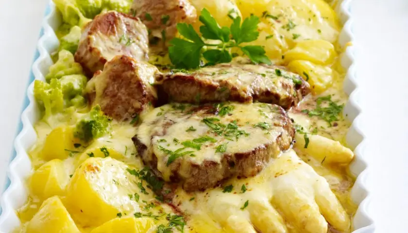 Fleischscheiben mit Kartoffeln, Brokkoli und Käse überbacken. Ein Gericht, das zeigt, welches Fleisch gut zu Spargel passt.